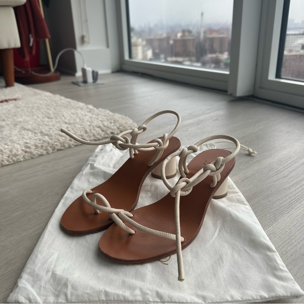 LOQ Xavi Sandals / White